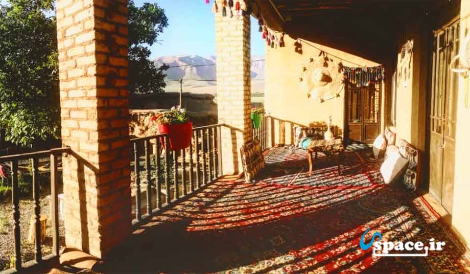 تراس اقامتگاه بوم گردی آژند - بوانات - روستای جعفرآباد سفلی